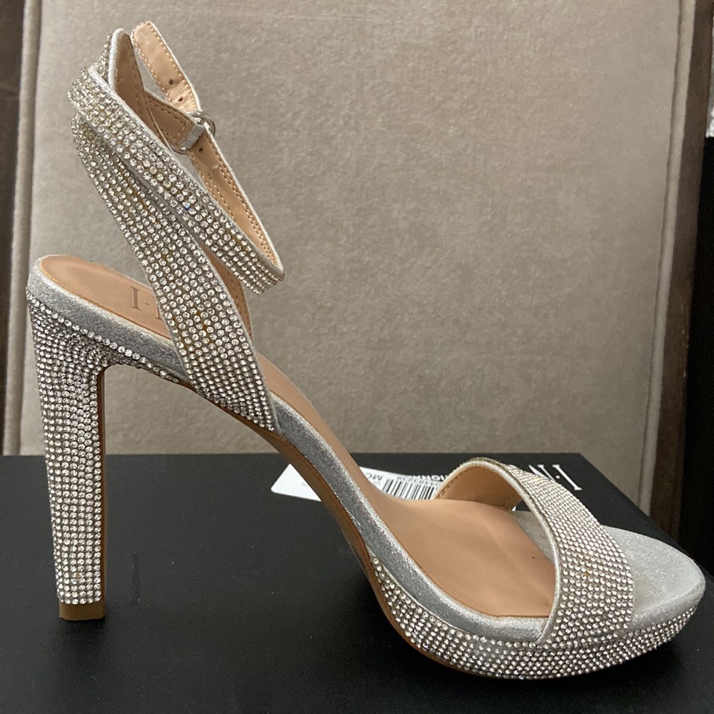 🌺 Inc International Concepts Daivi Platform Sandals,, silver crystal, Size 6.5